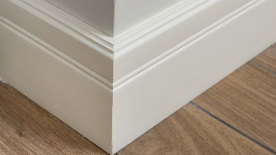A corner baseboard in a room